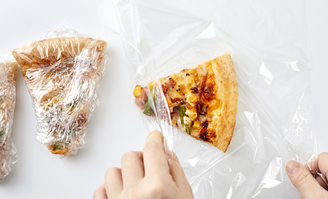 ラップでピザを包んでいる写真