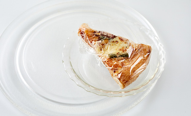 ピザをターンテーブルにのせている写真