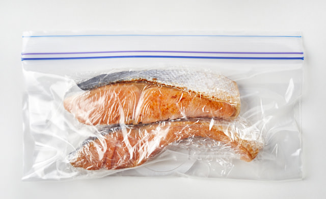 冷凍用保存袋に入れた焼き魚の写真