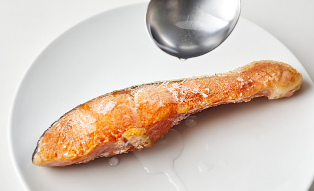 凍った焼き魚に水分を加えている写真