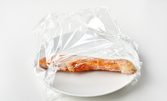 凍った焼き魚にラップをした写真