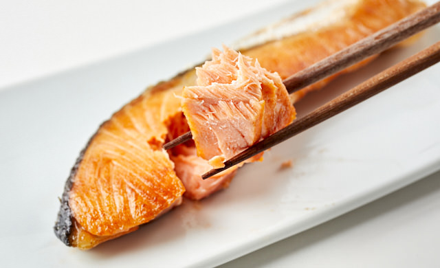 解凍した鮭の焼き魚の写真
