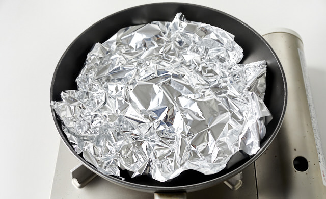 フライパンにアルミホイルをかぶせた写真