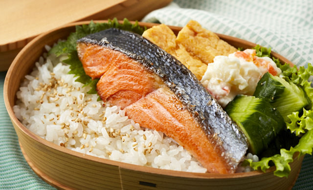 焼き魚の入ったお弁当の写真