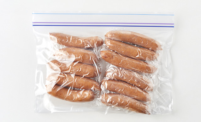 冷凍用保存袋に入れたウインナーの写真