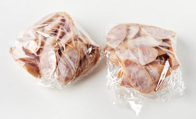 ラップに包んだ薄切りウインナーの写真