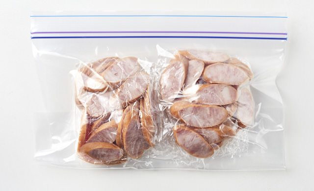 冷凍用保存袋に入れた薄切りウインナーの写真