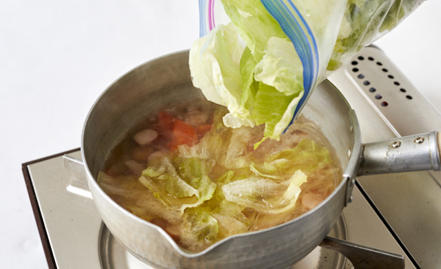 スープに冷凍レタスを加えている写真
