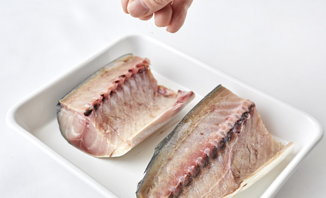 鯖に塩をふっている写真