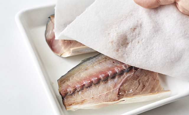 鯖の水分を拭き取っている写真