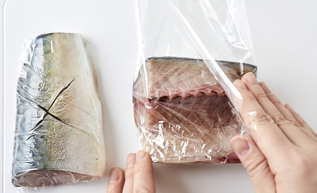 鯖をラップで包んでいる写真