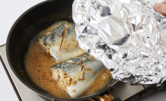 鯖に落としぶたをしている写真