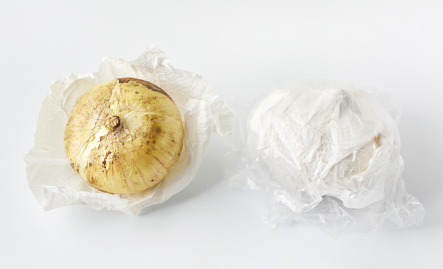 生の新玉ねぎを冷蔵する写真