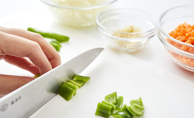 具材をカットしている写真