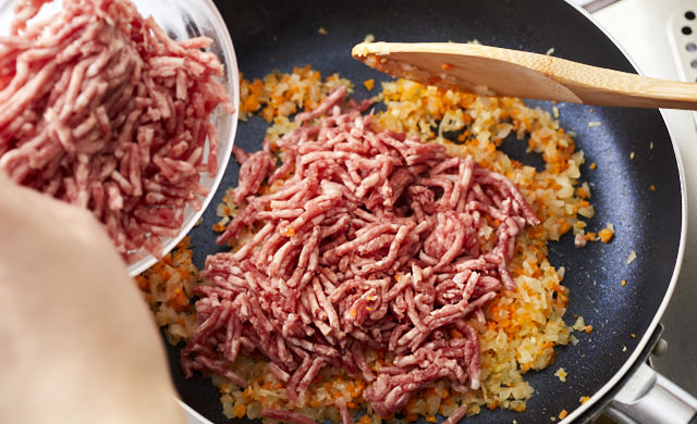 炒めた野菜に挽き肉を加えた写真