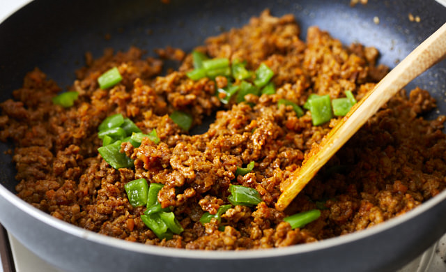 ピーマンを加え炒めている写真