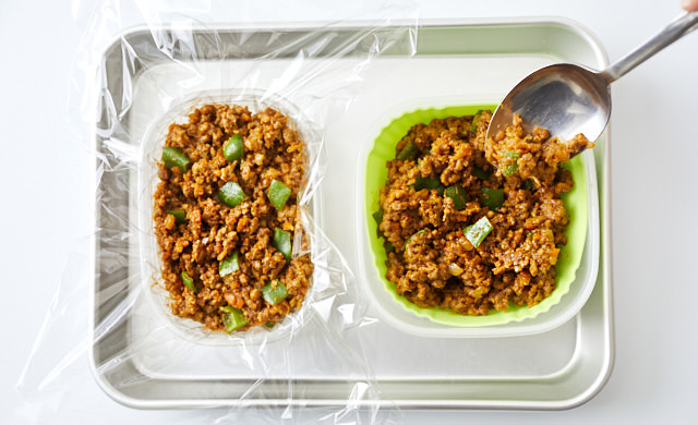 おかずカップと冷凍用保存容器に盛り付けた写真