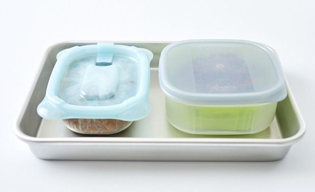 おかずカップと保存容器に入れた写真