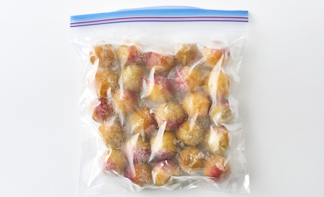 冷凍用保存袋に入った冷凍梅の写真