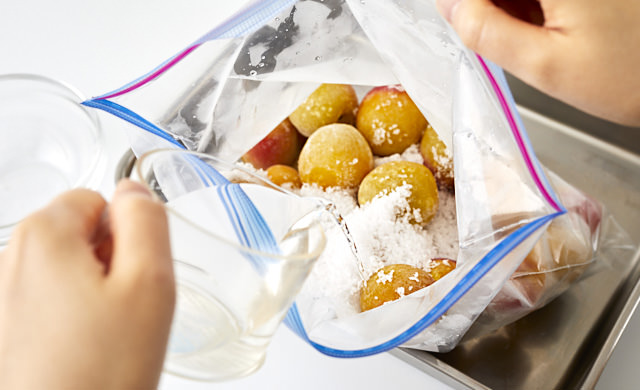 塩、焼酎を入れている写真