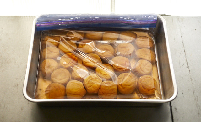 梅酢につけたまま室内干ししている写真