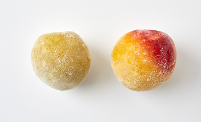 青梅と完熟梅の写真