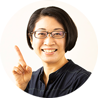 指をさすヤミーさんの写真