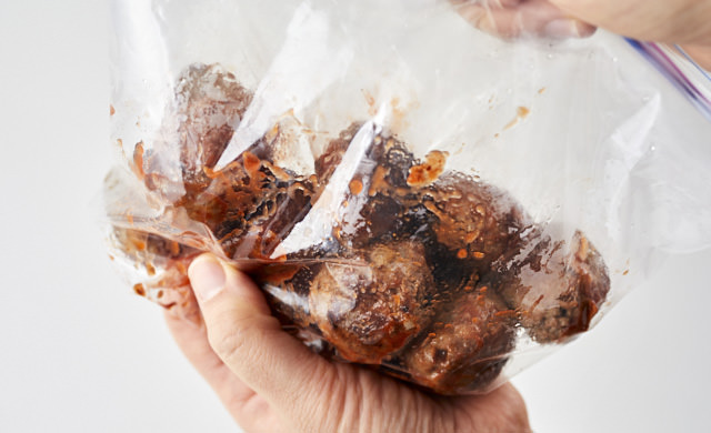 手で軽くもんで、ケチャップをなじませている写真