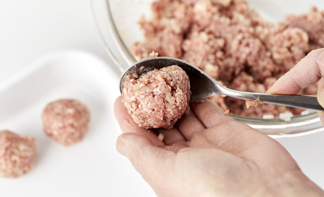 肉団子 ミートボール の冷凍 生より加熱が正解 冷凍向きレシピも ほほえみごはん 冷凍で食を豊かに ニチレイフーズ