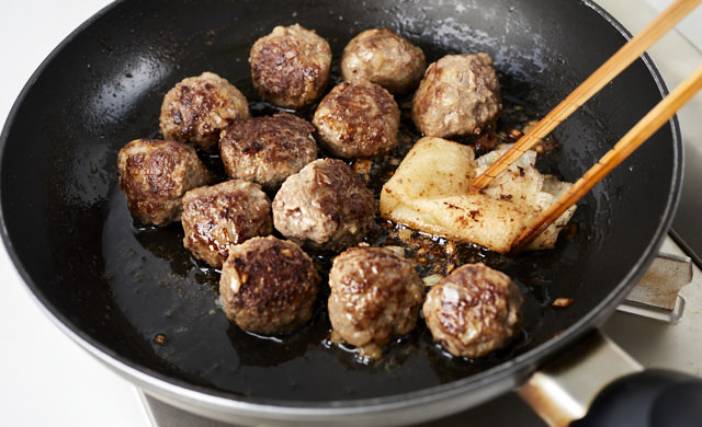 フライパンで焼いている写真