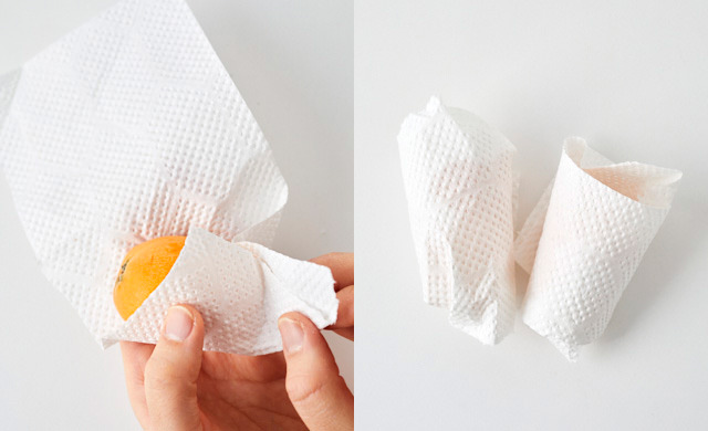 びわをキッチンペーパーで包んでいる写真/びわをキッチンペーパーで包み終わった写真