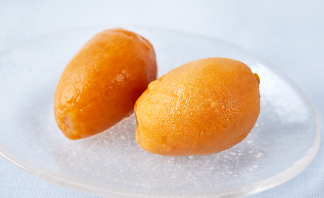 冷凍したびわを皿に盛り付けている写真