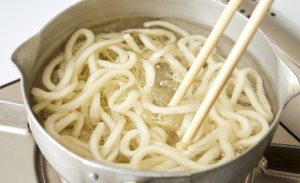 うどんをゆでている写真