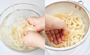 うどんの水気をきっている写真