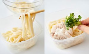うどんを弁当箱に詰めている写真