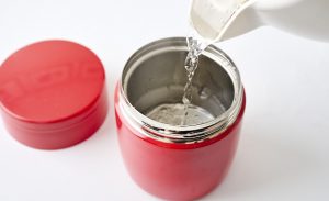 スープジャーにお湯を注いでいる写真