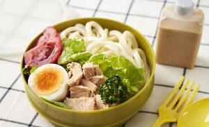 サラダうどん弁当の写真