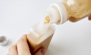 容器にドレッシングを入れている写真