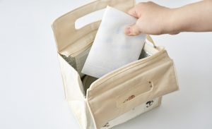 保冷バッグに保冷剤を入れている写真