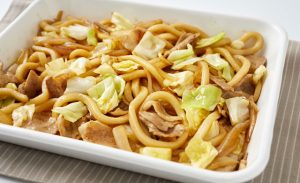 焼きうどんを冷ましている写真