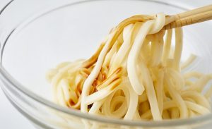 うどんにオイスターソースを混ぜている写真