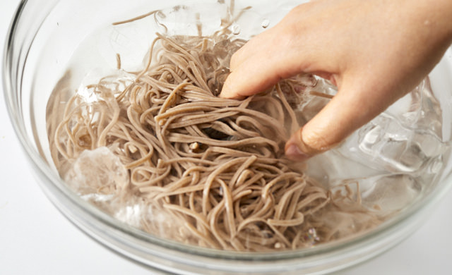 氷水で締めている写真