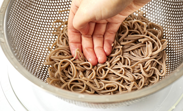そばの水気をきっている写真