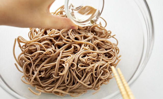 そばにサラダ油を絡めている写真