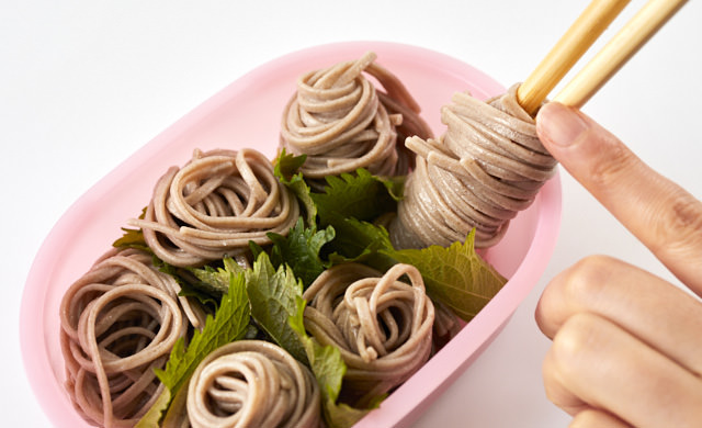 麺を弁当箱に詰めている写真