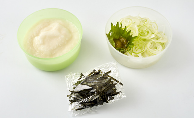 薬味をラップで包んだ写真