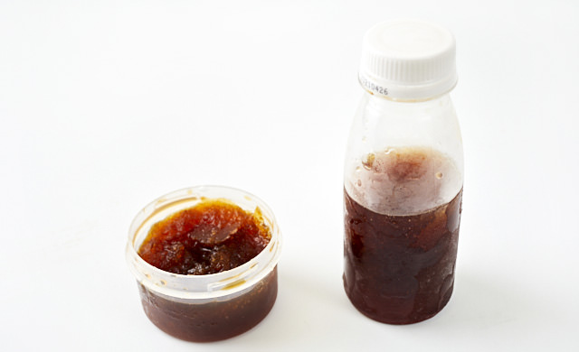 ペットボトルに入れて半冷凍したそばつゆの写真