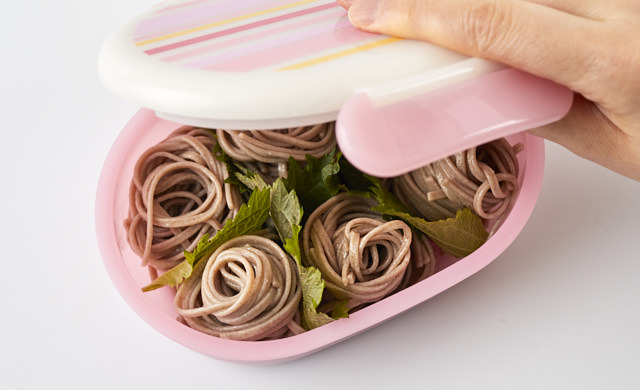 ざるそば弁当にふたをしている写真