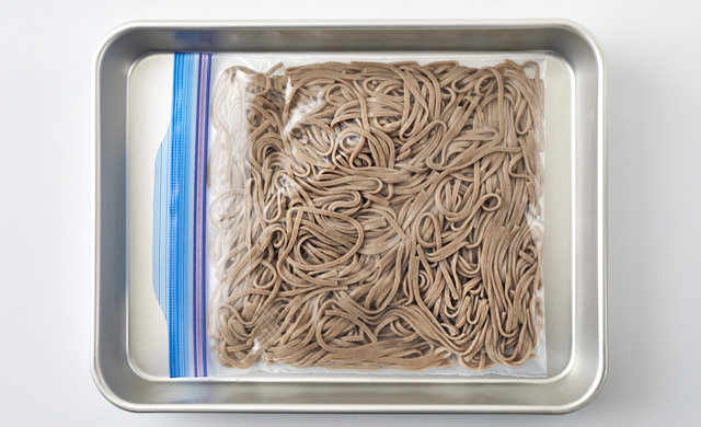 ゆでたそばを冷凍用保存袋に入れた写真