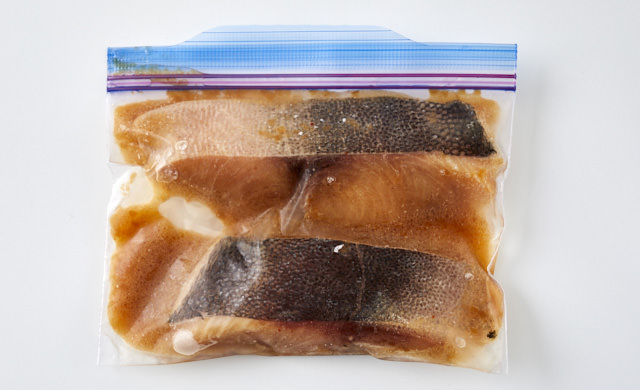 シイラをドレッシングに漬けて冷凍した写真